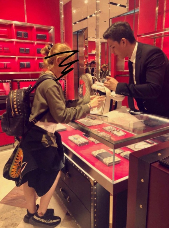 Cô bé 17 tuổi sở hữu những món đồ hiệu đắt tiền...