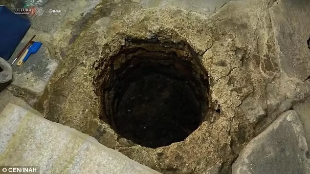 Xương của đứa trẻ bị nghi là đem tế thần trên được tìm thấy cùng với những trang sức và biểu tượng đặc trưng của thần Huitzilopochtli.