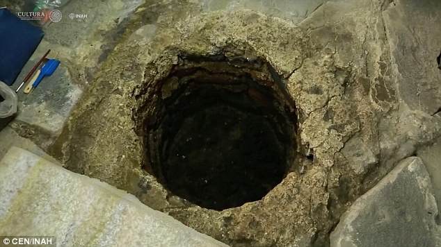 Xương của đứa trẻ bị nghi là đem tế thần trên được tìm thấy cùng với những trang sức và biểu tượng đặc trưng của thần Huitzilopochtli.