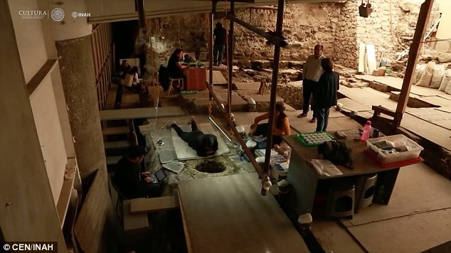 Người Aztec thực hiện các nghi lễ hiến tế con người, bao gồm cả trẻ em, vì họ tin rằng nếu làm như vậy thì sẽ mưa thuận gió hòa, mùa vụ phát triển.