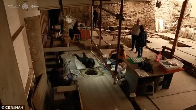 Người Aztec thực hiện các nghi lễ hiến tế con người, bao gồm cả trẻ em, vì họ tin rằng nếu làm như vậy thì sẽ mưa thuận gió hòa, mùa vụ phát triển.