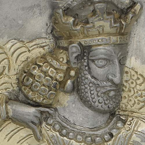 Cụ thể, Vua Shapur I được cho là sở hữu một tấm thảm bay thần kỳ. Ông hoàng này sử dụng tấm thảm bay để tiến vào doanh trại của đội quân La Mã.