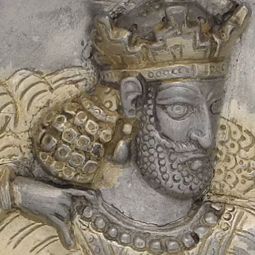 Cụ thể, Vua Shapur I được cho là sở hữu một tấm thảm bay thần kỳ. Ông hoàng này sử dụng tấm thảm bay để tiến vào doanh trại của đội quân La Mã.