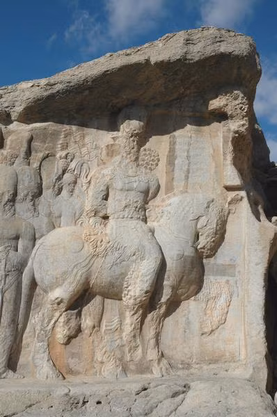 Với chiến công hiển hách trên chiến trường, Vua Shapur I đã mang về cho đế chế Sasanian những chiến lợi phẩm khổng lồ gồm vô số vàng bạc, châu báu.