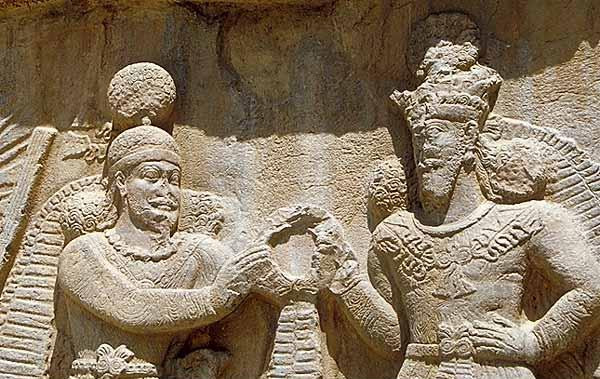 Vua Shapur I cũng cho người bắt giữ nhiều nhân tài của đế chế La Mã và dùng họ trong việc xây dựng một số công trình kỳ vĩ như con đập tại Shūshtar. Mời quý độc giả xem video: Tái hiện trận chiến lịch sử của Hoàng đế Napoleon (nguồn: VTC14)