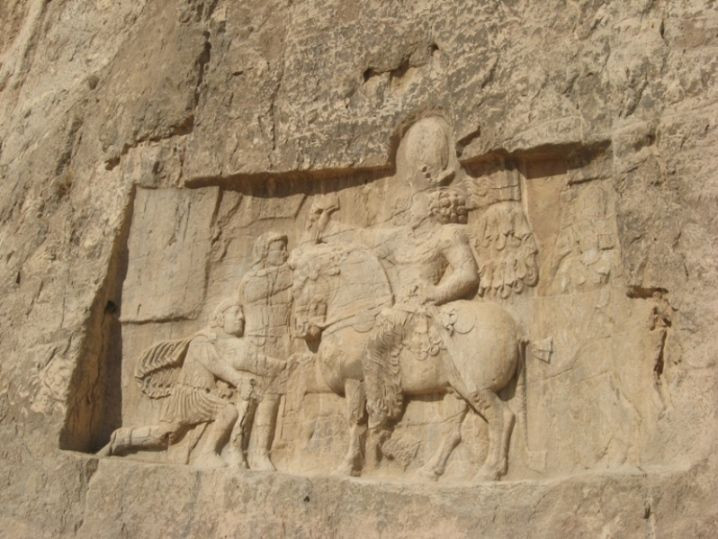 Dân gian còn lưu truyền một giai thoại khác về việc Hoàng đế Valerian bị Vua Shapur I bắt giữ.