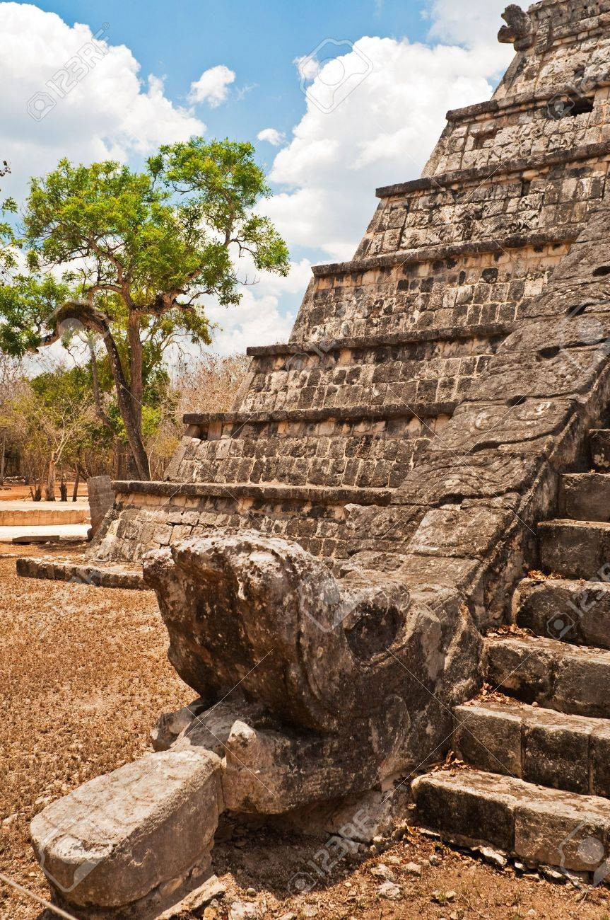 Vị thần quyền lực này chịu trách nhiệm dạy cho người Maya những kiến thức về nông nghiệp và y học.