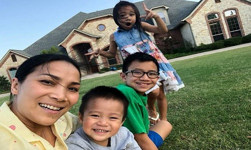 Ngày 4/7 mới đây, Hồng Ngọc khiến nhiều người hâm mộ bất ngờ khi chia sẻ hình ảnh ba mẹ con nữ ca sĩ tại căn hộ mới ở Mỹ (Ảnh: FBNV).