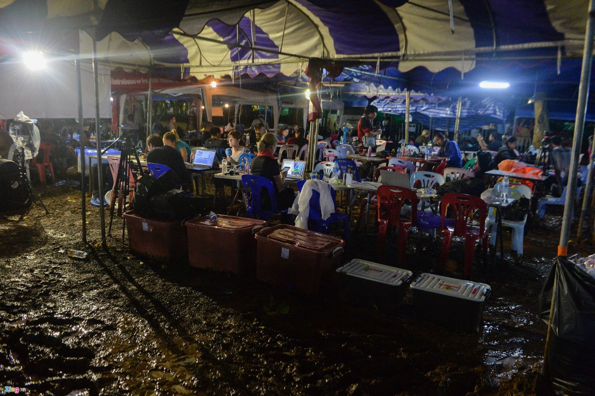 Phóng viên Wipada Nimtong từ chương trình thời sự buổi sáng trên kênh TV3 của Thái Lan cho biết cô chưa từng tham gia sự kiện nào khó khăn như thế này. "Chúng tôi phải theo dõi tình hình từng phút một", Wipada nói.