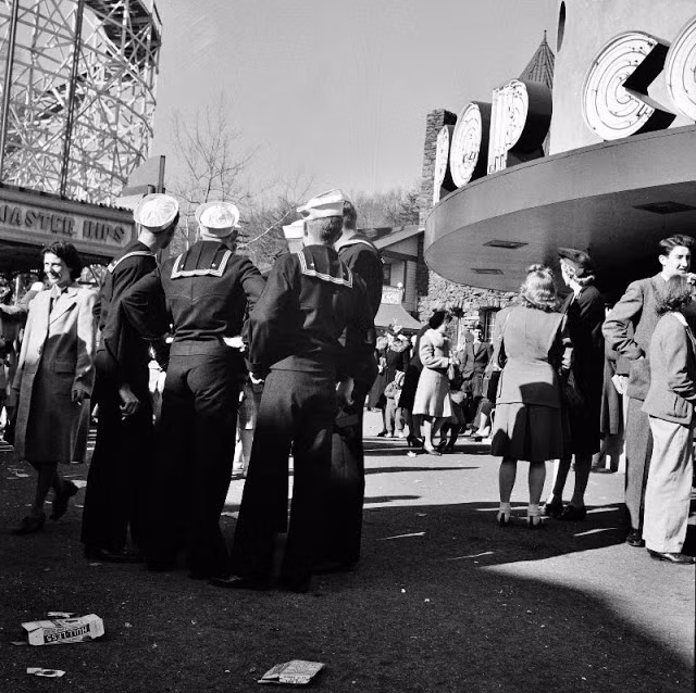 Thủy thủ Mỹ tại công viên Glen Echo tháng 3/1943.