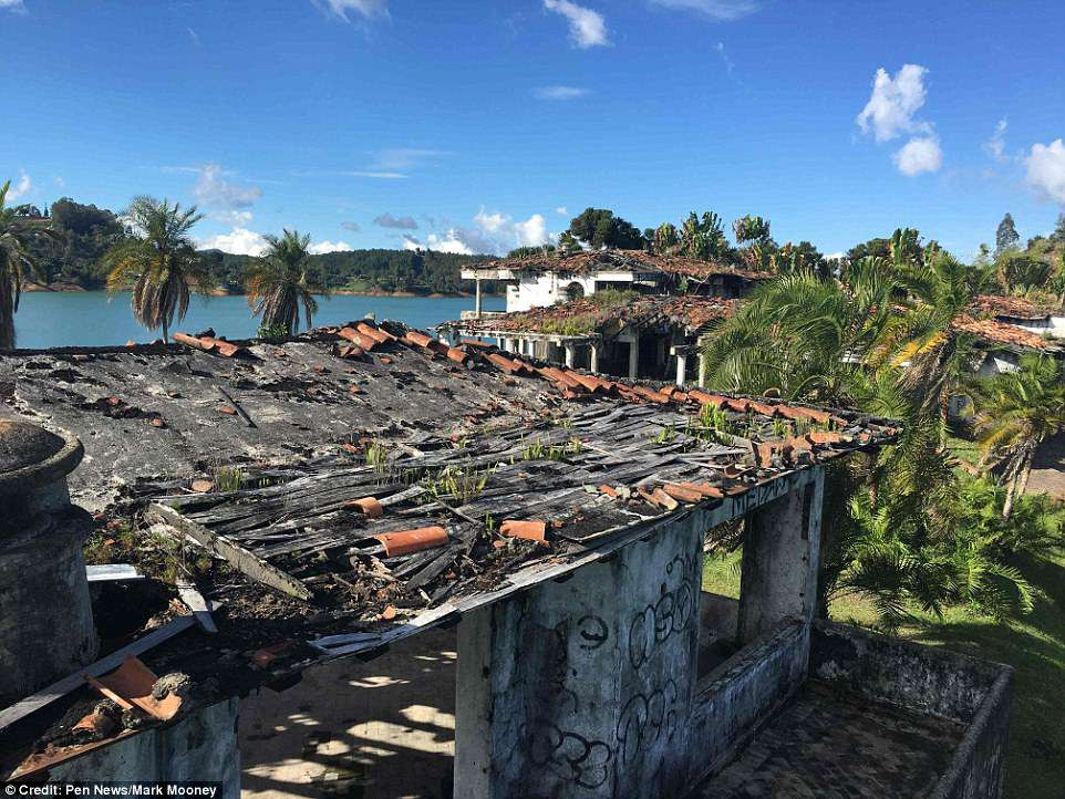 Chính vì vậy, tên tội phạm khét tiếng này đặt tên cho căn biệt thự là La Manuela. Escobar cho người xây những bức tường dày 2 lớp tại căn biệt thự để cất giấu tiền mặt và cocaine.