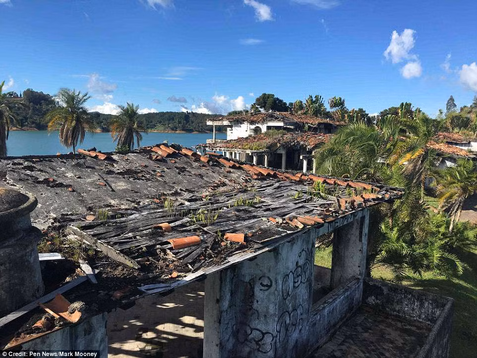 Chính vì vậy, tên tội phạm khét tiếng này đặt tên cho căn biệt thự là La Manuela. Escobar cho người xây những bức tường dày 2 lớp tại căn biệt thự để cất giấu tiền mặt và cocaine.