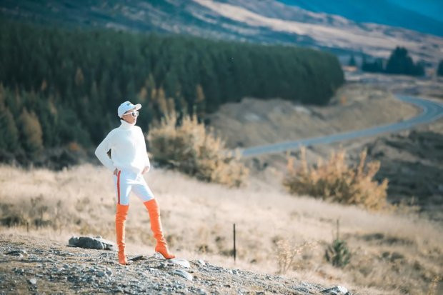 Trẻ trung và rạng rỡ với nguyên cây trắng từ quần áo cho tới phụ kiện mũ và mắt kính. Nhấn nhá bằng đôi boots cao màu cam nổi bật.