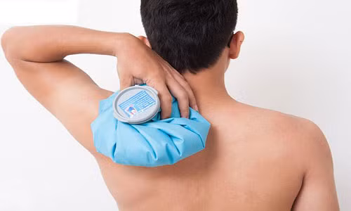 Chườm lạnh cũng có lợi trong việc giảm đau vai vì nhiệt độ lạnh làm tê liệt vùng bị đau. Điều này giúp giảm đau và viêm. Đặt một vài viên đá vào một chiếc khăn và quấn nó lại. Đặt cái này lên vai trong 10 phút. Dùng phương pháp này một vài lần mỗi ngày.