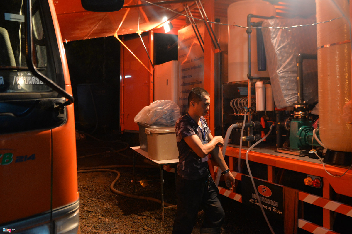 Hiện trường cứu hộ trước cửa hang Tham Luang như một đại công trình làm việc không ngừng nghỉ cả ngày lẫn đêm. Ai làm việc nấy nhưng tất cả đều dành sức lực lớn nhất để giải cứu đội bóng mắc kẹt, dù mệt mỏi nhưng họ vẫn cố bám trụ cho đến khi 13 nạn nhân được đưa khỏi hang an toàn.