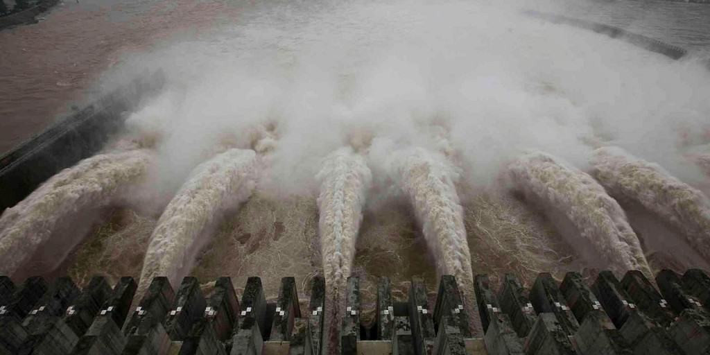 Đây là cơn bão lớn thứ 3 trong năm đó tại Trung Quốc đổ bộ vào tỉnh Hà Nam. Do ảnh hưởng của bão, những trận mưa lớn kéo dài trong nhiều ngày tại khu vực này với lưu lượng lên đến 400 - 1.000 mm từ ngày 5 - 7/8/1975.