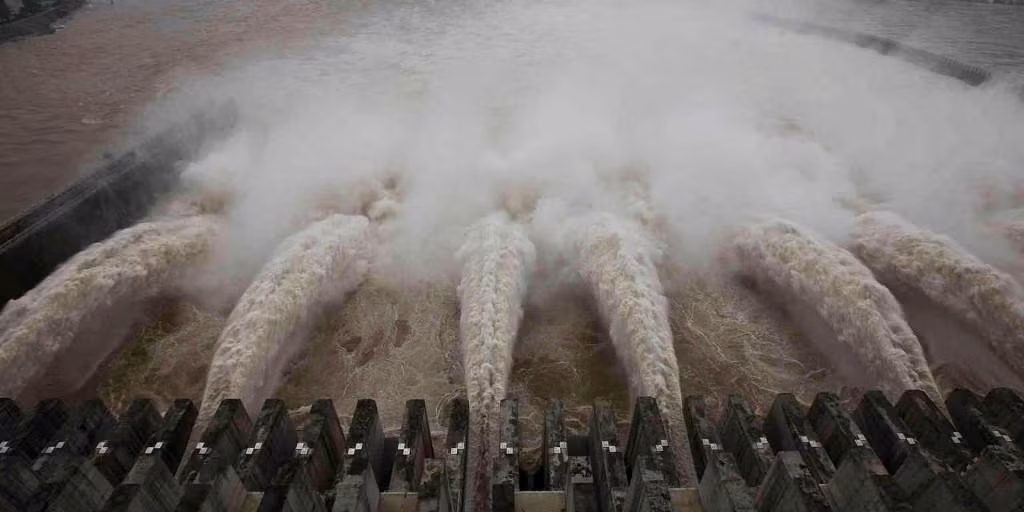 Đây là cơn bão lớn thứ 3 trong năm đó tại Trung Quốc đổ bộ vào tỉnh Hà Nam. Do ảnh hưởng của bão, những trận mưa lớn kéo dài trong nhiều ngày tại khu vực này với lưu lượng lên đến 400 - 1.000 mm từ ngày 5 - 7/8/1975.