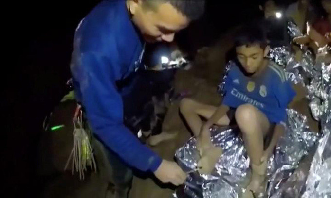 Do vậy, giới chức trách đã cử 7 thợ lặn, trong đó có một bác sĩ và một y tá của hải quân Thái Lan đã tình nguyện ở cạnh đội bóng để chăm sóc các thành viên đội bóng trong trường hợp việc giải cứu có thể mất hàng tháng.