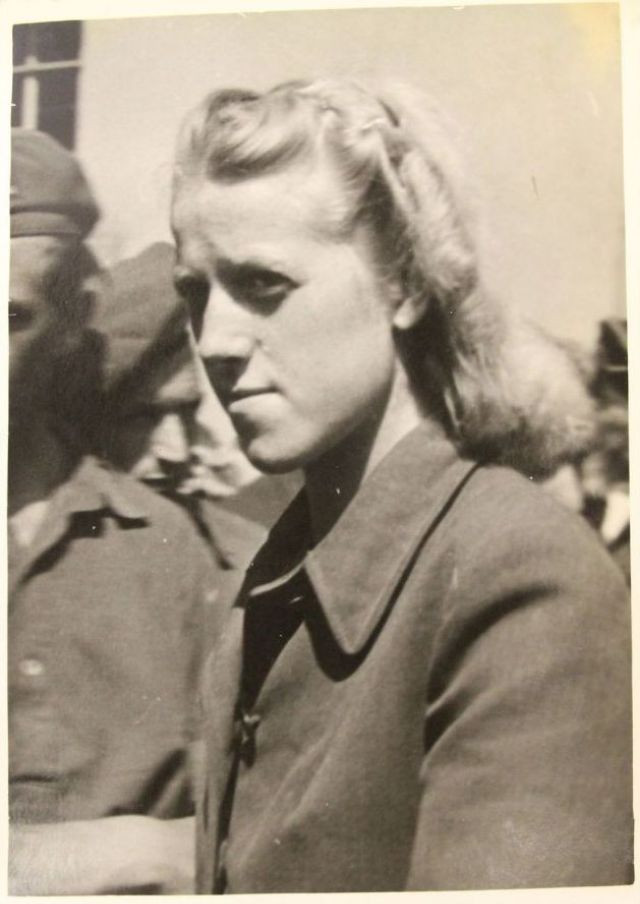 Quân đồng minh bắt giữ Herta Bothe bởi những tội ác mà ả đã gây ra cho tù nhân trong các trại tập trung.