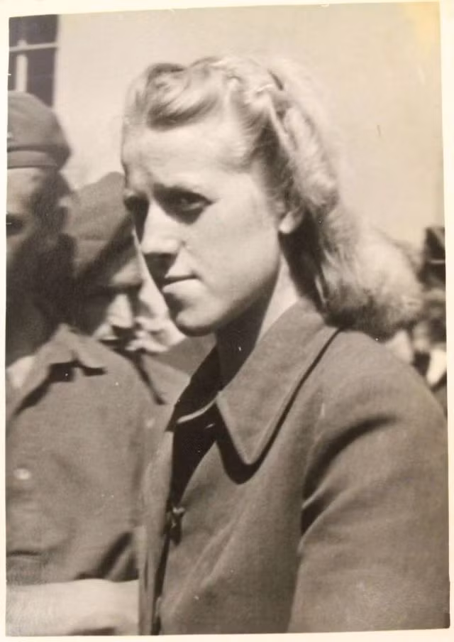 Quân đồng minh bắt giữ Herta Bothe bởi những tội ác mà ả đã gây ra cho tù nhân trong các trại tập trung.