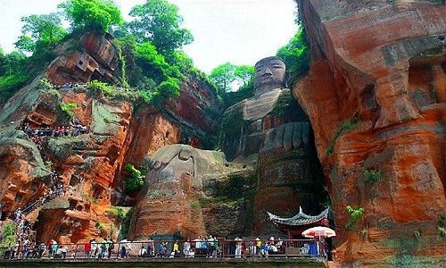 Trước tình hình ấy, hòa thượng Hải Thông đã khởi xướng xây dựng bức tượng Phật trên với hy vọng Đức Phật có thể thuần hóa dòng nước chảy dưới chân núi.