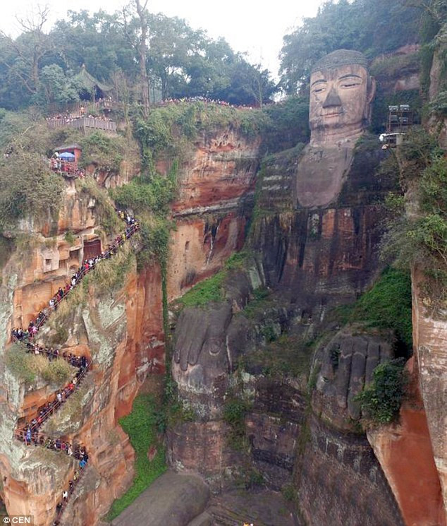 Bức tượng Lạc Sơn Đại Phật được tạc trên vách đá Thê Loan, núi Lăng Vân, dãy Nga Mi thuộc tỉnh Tứ Xuyên, Trung Quốc vào năm 713.