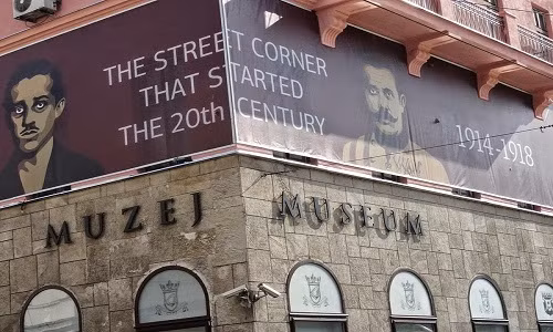 Ngày nay, tòa nhà nằm ở góc phố tại trung tâm thủ đô của Bosnia và Herzegovina - nơi diễn ra vụ ám sát Thái tử Ferdinand trở thành bảo tàng Sarajevo (Muzej Sarajevo).