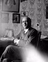 Mặc dù được vợ an ủi, động viên hãy bước xuống giường nhưng ông Schoenberg từ chối và cuối cùng qua đời lúc 11h37 tối ngày hôm đó. Như vậy, nhà soạn nhạc này qua đời đúng như lời tiên tri về cái chết của bản thân liên quan đến con số 13 đen đủi.