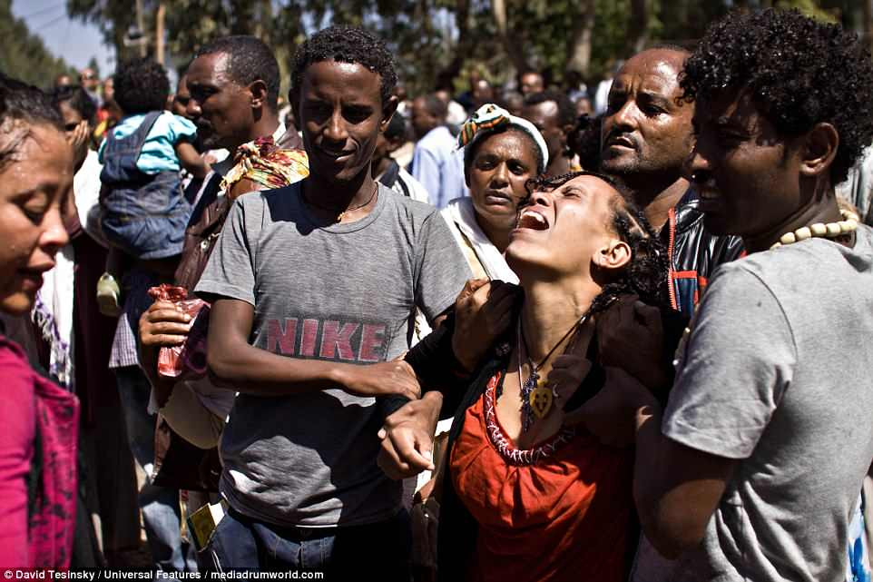 Một phụ nữ trẻ la hét khi tham gia lễ trừ tà.