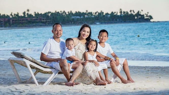 Hiện Hồng Ngọc hiện sống tại Mỹ có cuộc sống hạnh phúc viên mãn bên chồng con.