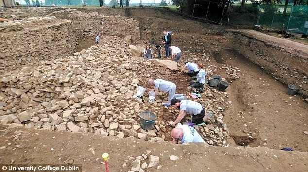 Tiến sĩ Cliodhna Ni Lionain cho hay việc phát hiện ngôi mộ chứa cự thạch 5.500 tuổi vô cùng quan trọng đối với các nhà khảo cổ tham gia dự án này.