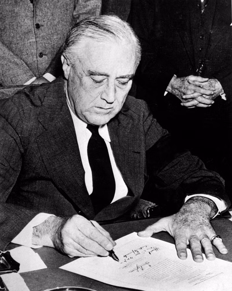Ông Adams đã viết một đề xuất khá dài nói về dự án bom dơi và gửi nó cho Tổng thống Franklin Roosevelt (trong ảnh) ngày 12/1/1942.