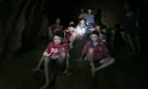 Đội bóng 12 cầu thủ nhí và huấn luyện viên Thái Lan đang mắc kẹt trong hang Tham Luang.