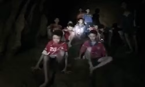 Đội bóng 12 cầu thủ nhí và huấn luyện viên Thái Lan đang mắc kẹt trong hang Tham Luang.