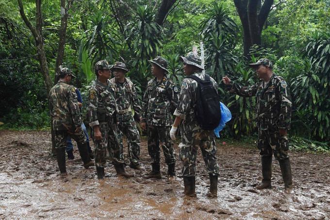 Thêm nữa, lương thực đủ dùng trong 4 tháng cho 13 người cũng được gửi vào bên trong hang để đảm bảo hồi phục sức khỏe cho các cầu thủ nhí và huấn luyện viên.