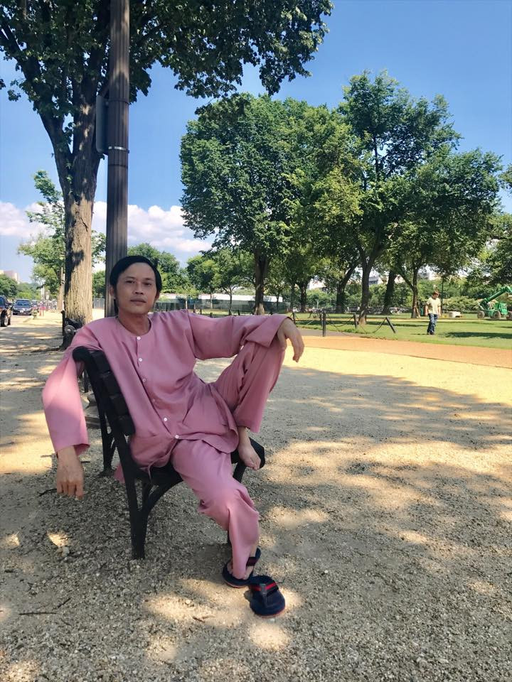 Nhiều lời khen ngợi dành cho sự giản dị, mộc mạc của danh hài Hoài Linh: "Hai lúa thăm USA"; "Mặc áo bà ba, đi dép tông nhưng cháu thấy chú Linh thần thái dễ sợ luôn"; "Rất quý trọng phong cách mộc mạc của nghệ sĩ Hoài Linh. Chúc anh có nhiều sức khỏe để phục vụ khán giả trong và ngoài nước"...