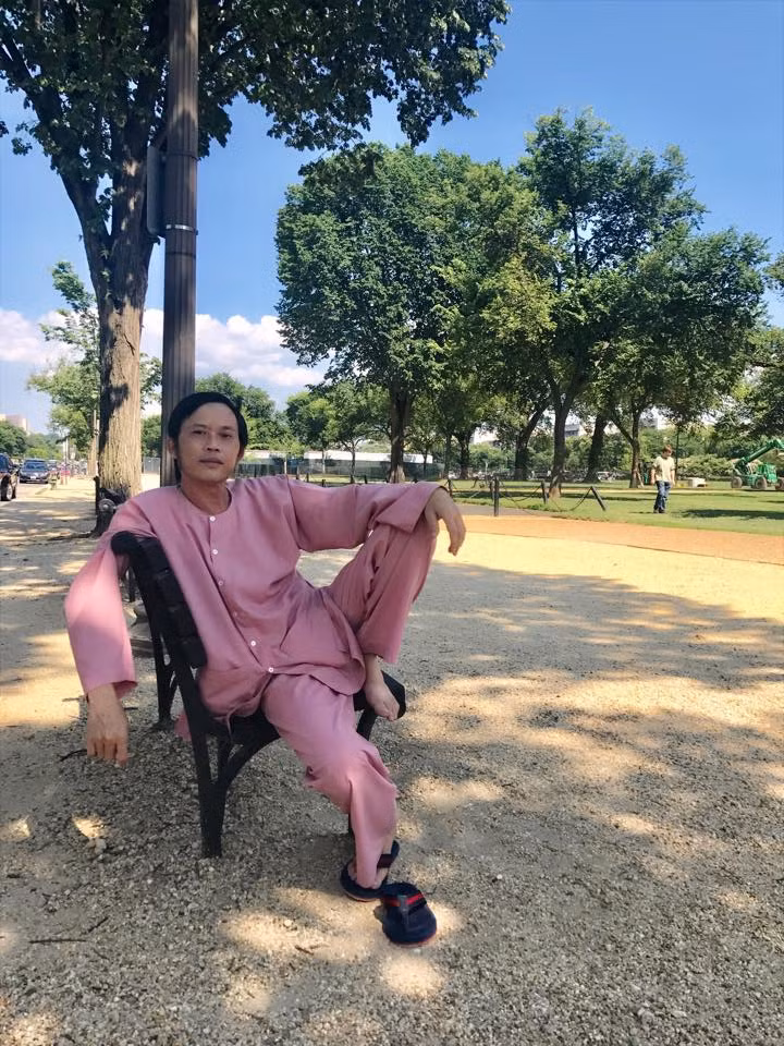 Nhiều lời khen ngợi dành cho sự giản dị, mộc mạc của danh hài Hoài Linh: "Hai lúa thăm USA"; "Mặc áo bà ba, đi dép tông nhưng cháu thấy chú Linh thần thái dễ sợ luôn"; "Rất quý trọng phong cách mộc mạc của nghệ sĩ Hoài Linh. Chúc anh có nhiều sức khỏe để phục vụ khán giả trong và ngoài nước"...