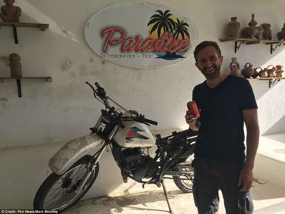 Du khách khi đến biệt thự La Manuela vẫn còn nhìn thấy những dấu tích của vết đạn và ảnh hưởng từ vụ đánh bom năm 1993 trên những bức tường.