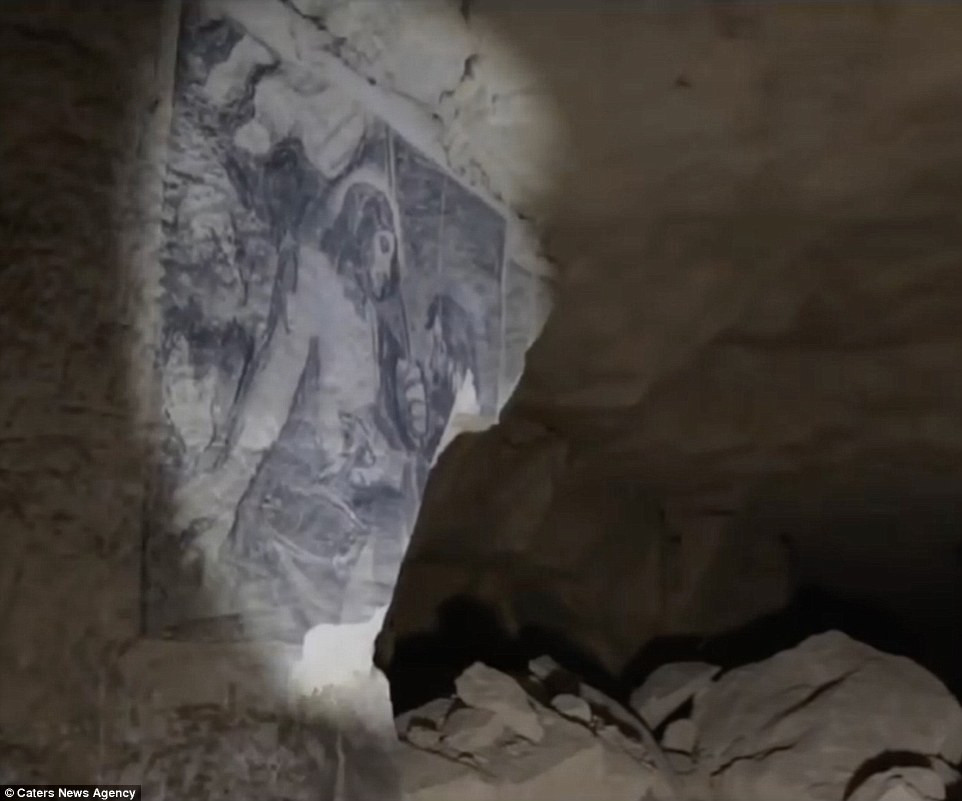 Theo nhà thám hiểm đô thị Bob Thissen, đến từ Heerlen, Hà Lan, một số bức tranh trong mỏ đá trên có niên đại khoảng 400 năm tuổi.