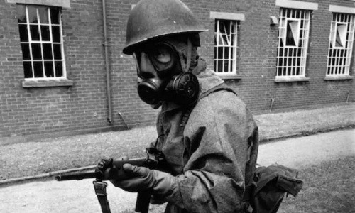 Theo một số tài liệu, có thời điểm, Porton Down sử dụng tới 500 tình nguyện viên tham gia thí nghiệm chất độc thần kinh trong 1 năm.