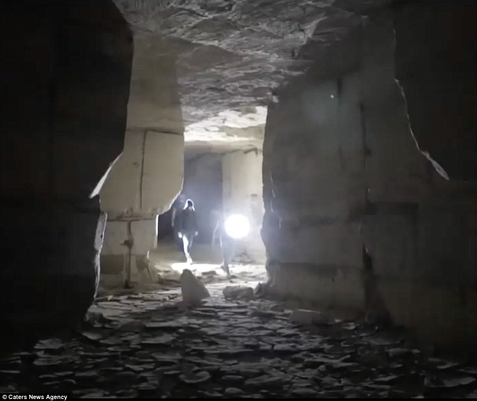 Ông Thissen ghé thăm mỏ đá cũ này nhiều lần trong những năm qua. Khi vào bên trong, nhiệt độ nơi này luôn trong khoảng 11 độ C dù là mùa đông hay mùa hè.