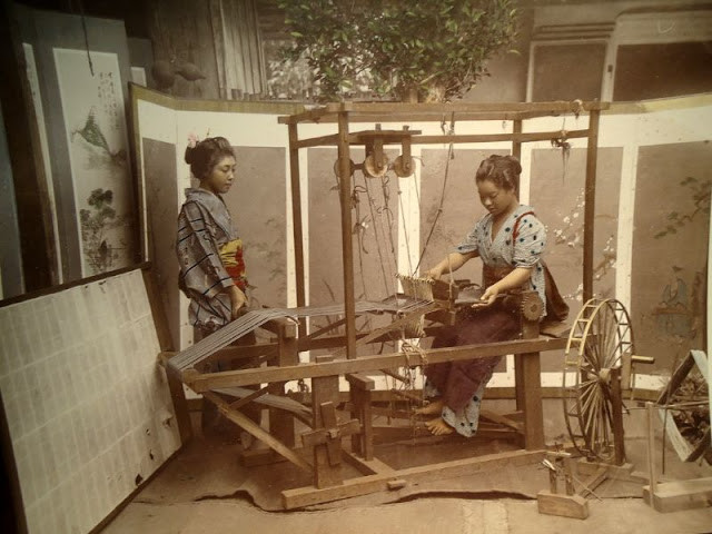 Hai thiếu nữ Nhật Bản bên khung dệt.