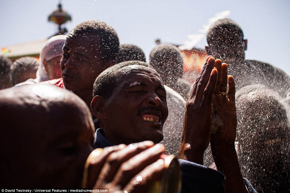 Các tín đồ Kitô giáo được linh mục dùng "nước thánh" hoặc cây thánh giá để làm lễ trừ tà.