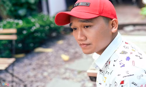 Xuân Nghị từng làm tạp vụ, ngủ gầm cầu thang trong những ngày đầu tiên theo đuổi nghệ thuật.