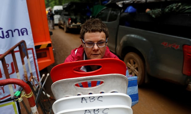 Một nhà báo xếp ghế để rời khu vực hang Tham Luang