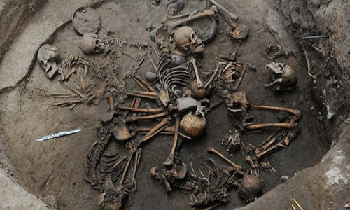 Trong quá trình thực hiện dự án khảo cổ tại Tlalpan, Mexico, các nhà khảo cổ phát hiện mộ tập thể có niên đại 2.400 tuổi. Bên trong ngôi mộ có chứa 10 bộ hài cốt được sắp xếp theo hình xoắn ốc xen kẽ với bình, bát, chậu và đá.