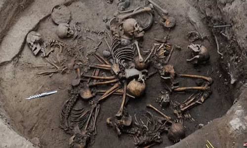 Trong quá trình thực hiện dự án khảo cổ tại Tlalpan, Mexico, các nhà khảo cổ phát hiện mộ tập thể có niên đại 2.400 tuổi. Bên trong ngôi mộ có chứa 10 bộ hài cốt được sắp xếp theo hình xoắn ốc xen kẽ với bình, bát, chậu và đá.