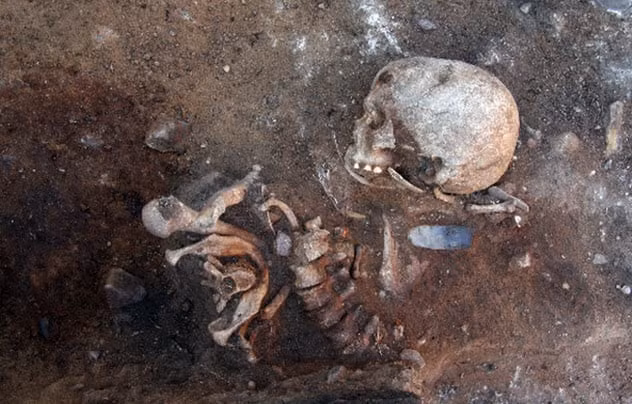 Các chuyên gia đã phát hiện một bộ hài cốt nam giới có niên đại 7.000 năm tuổi tại nghĩa trang cổ Mesolithic, ngày nay là Berlin, Đức. Thi hài người đàn ông này gây chú ý khi được chôn cất theo tư thế lạ.