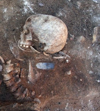 Cụ thể, thi hài người đàn ông này được chôn trong một hố dọc và được cố định thẳng đứng bằng cách sử dụng cát lấp đầy từ dưới đáy cho đến đầu gối.