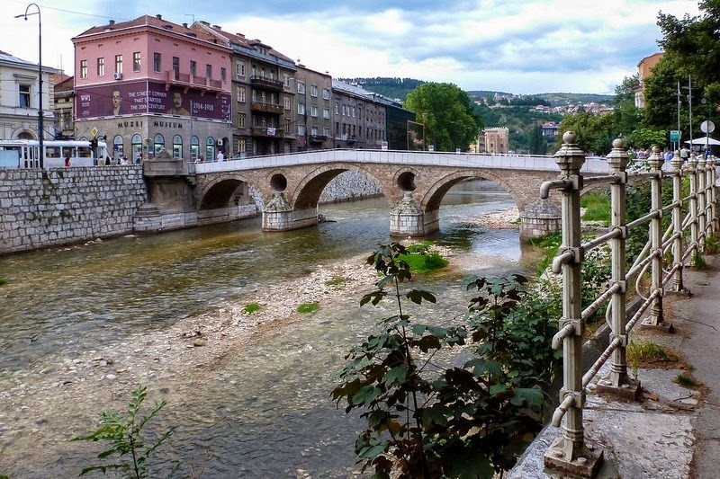 Trên bức tường của tòa nhà có một dòng chữ lớn in đậm với nội dung: "The street corner that started the 20th century" (Góc phố mở đầu thế kỷ 20).
